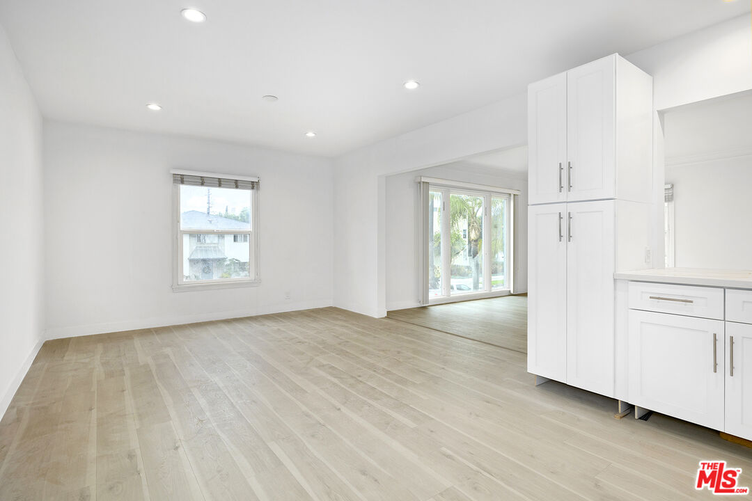 142 N Hamilton Dr Unit: PH