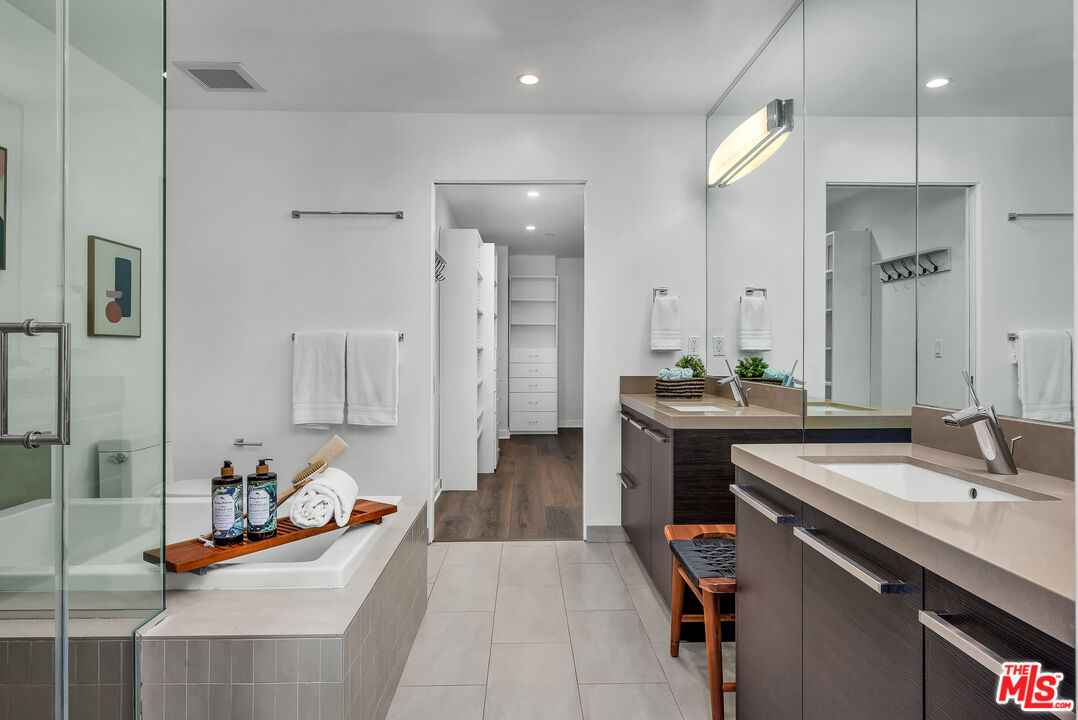 855 N Croft Ave Unit: 309