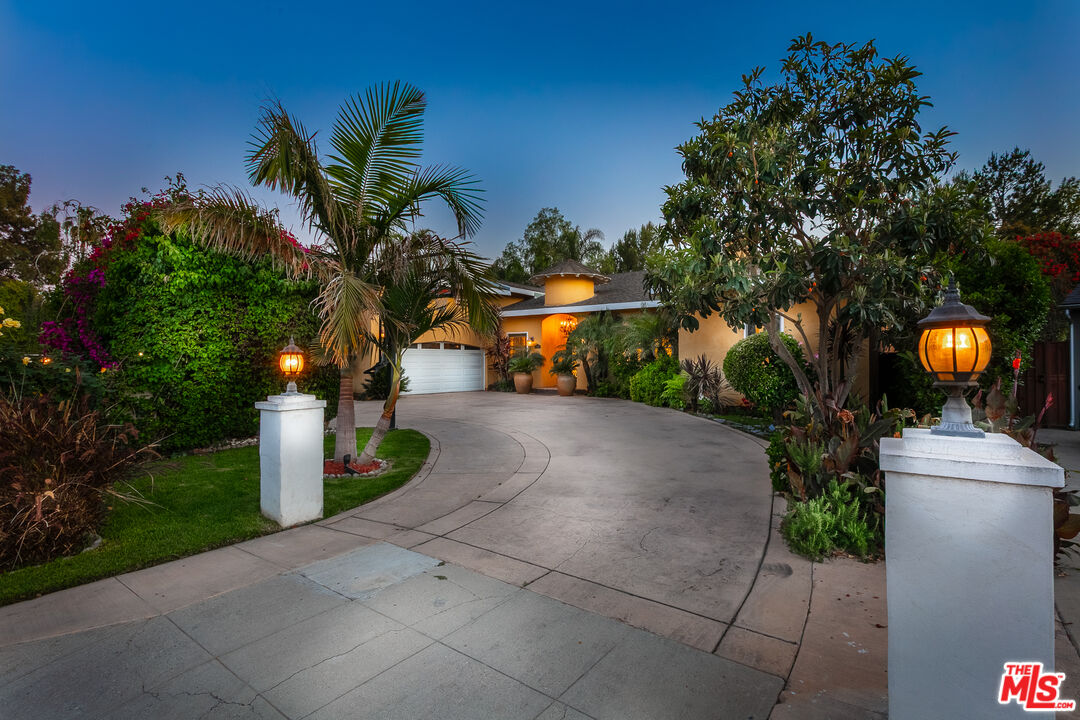 5865 Hillview Park Ave