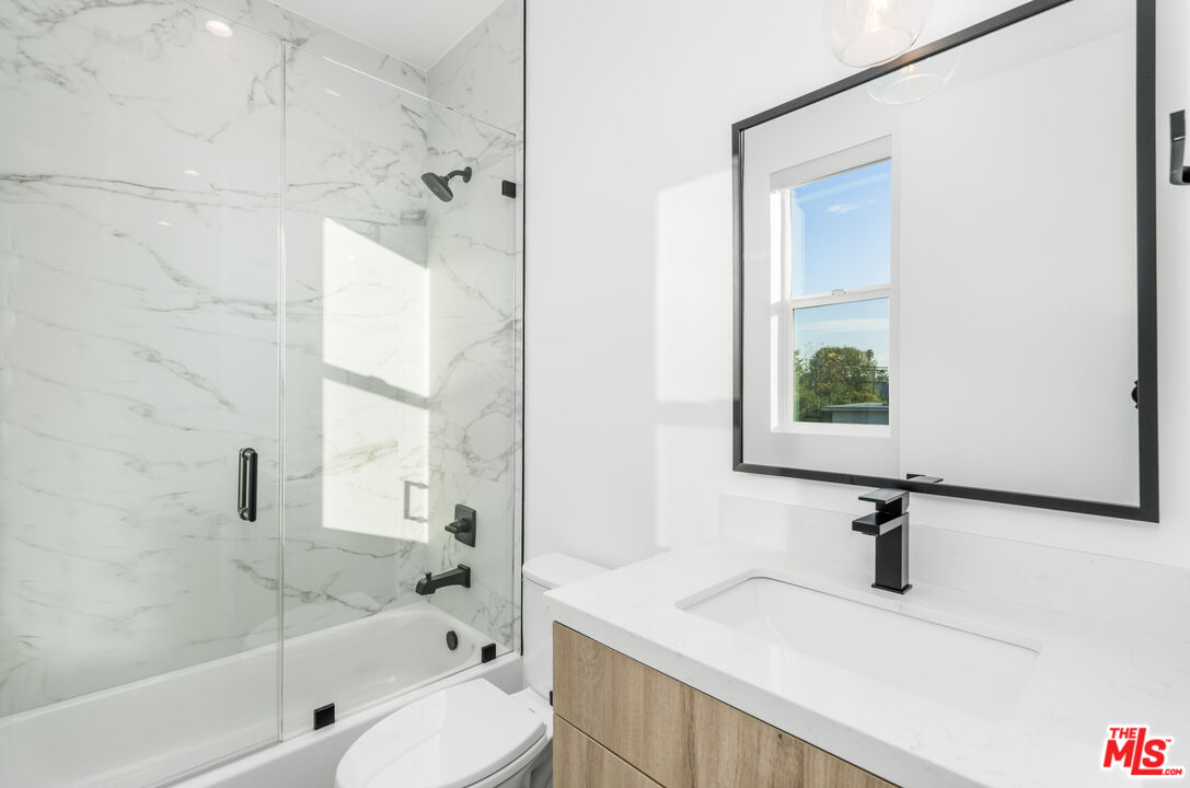 10805 Morrison St Unit: 1