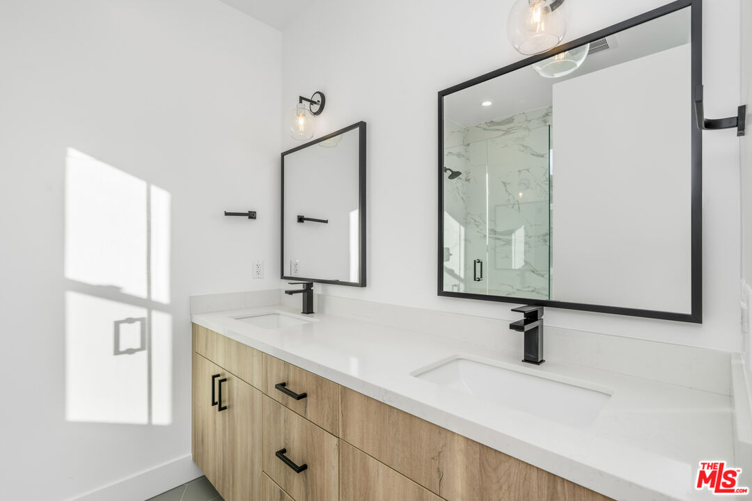 10805 Morrison St Unit: 1