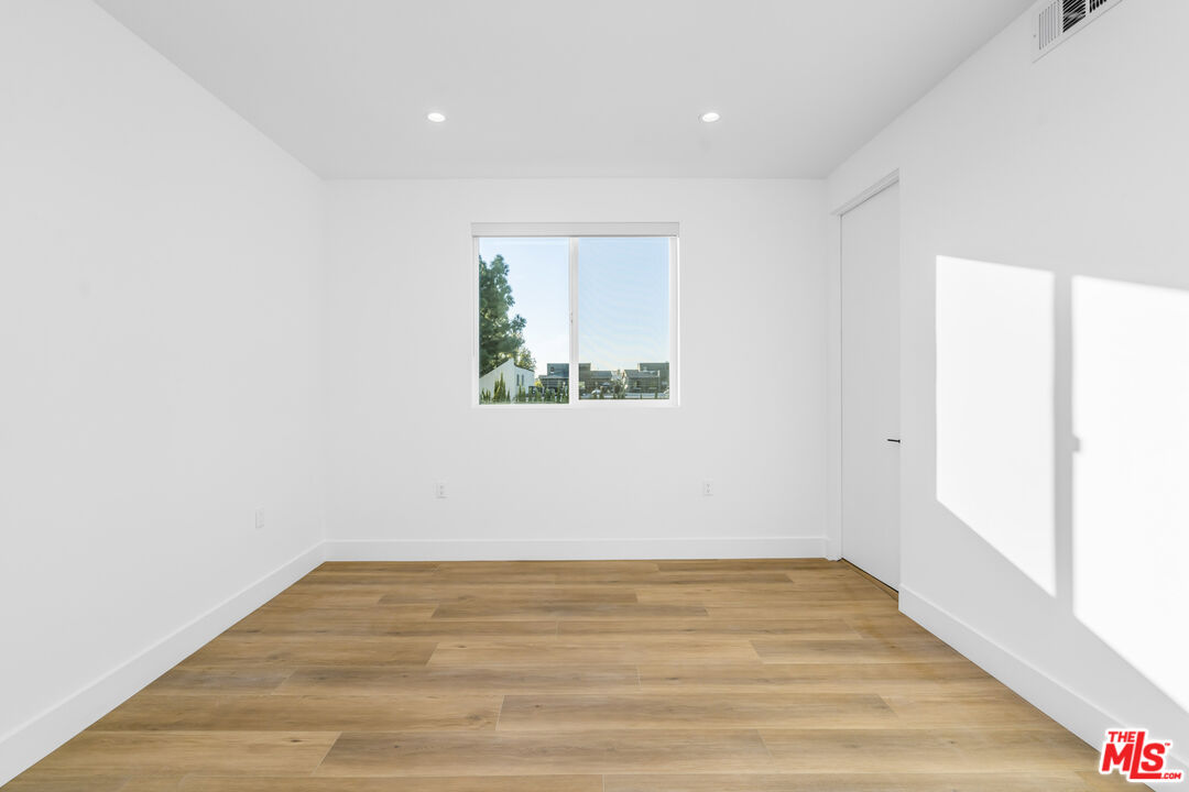 10805 Morrison St Unit: 1