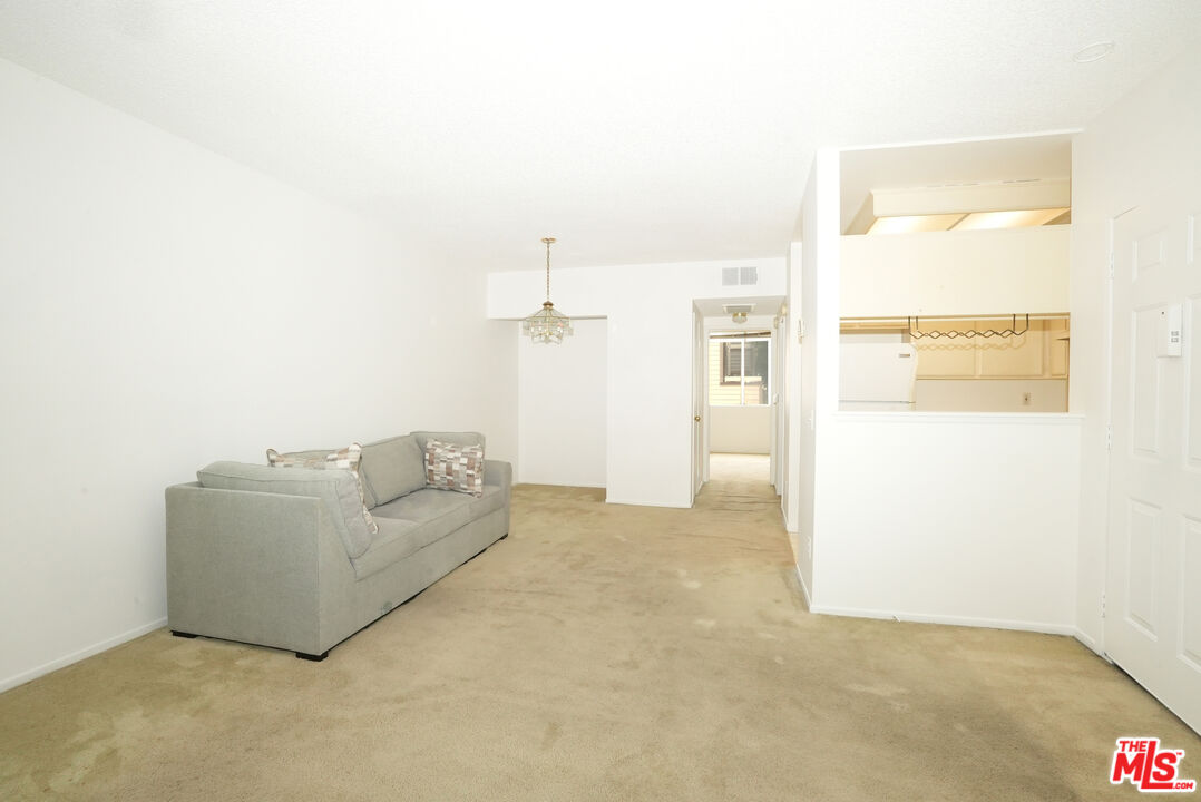 11150 Glenoaks Blvd Unit: 27