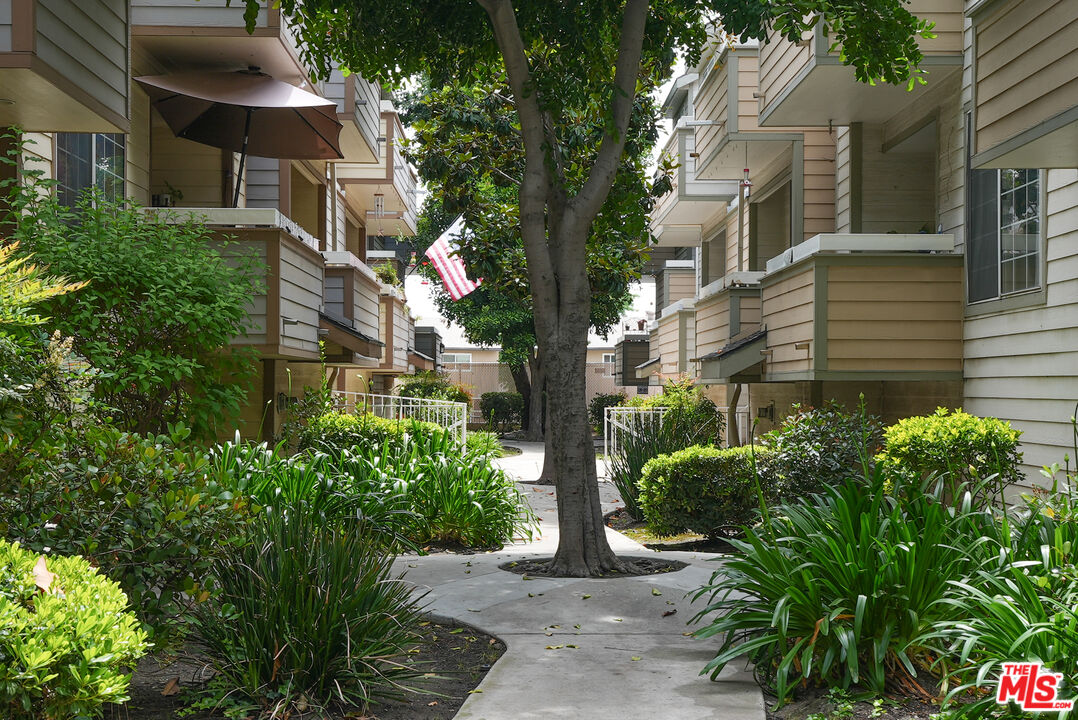 11150 Glenoaks Blvd Unit: 27