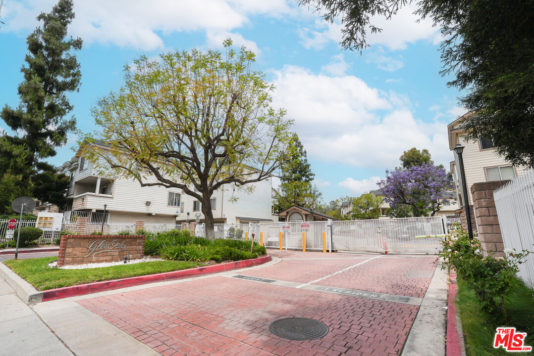 11150 Glenoaks Blvd Unit: 27