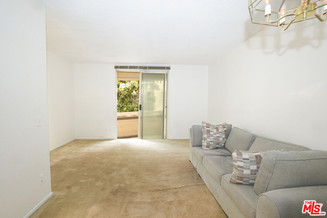 11150 Glenoaks Blvd Unit: 27