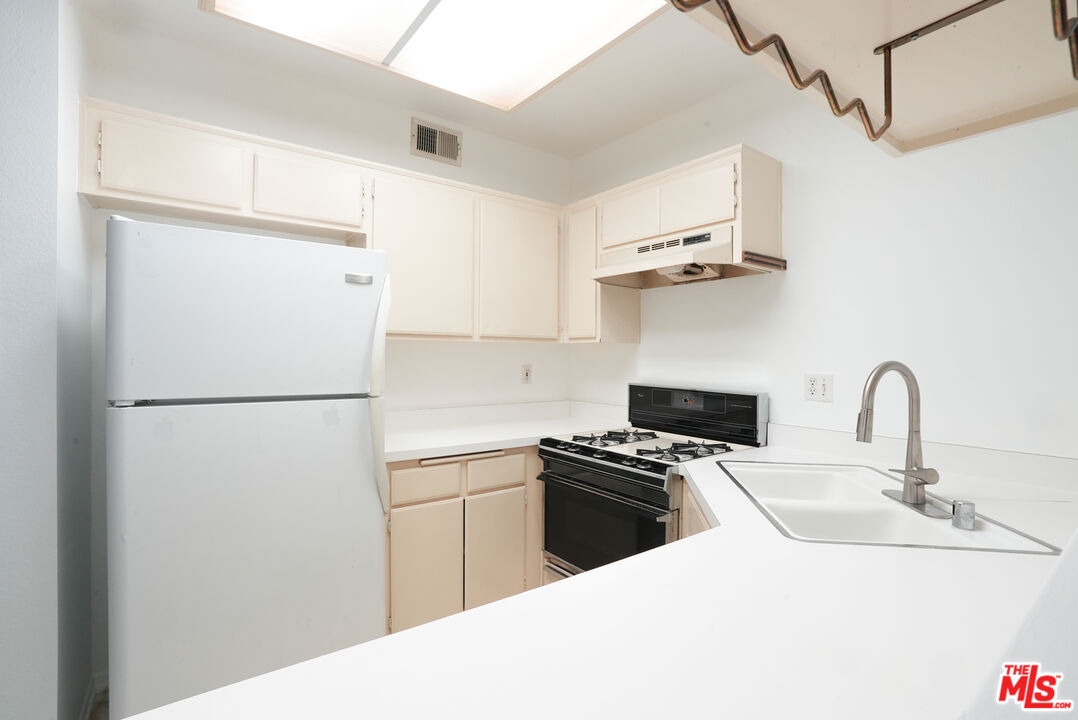 11150 Glenoaks Blvd Unit: 27