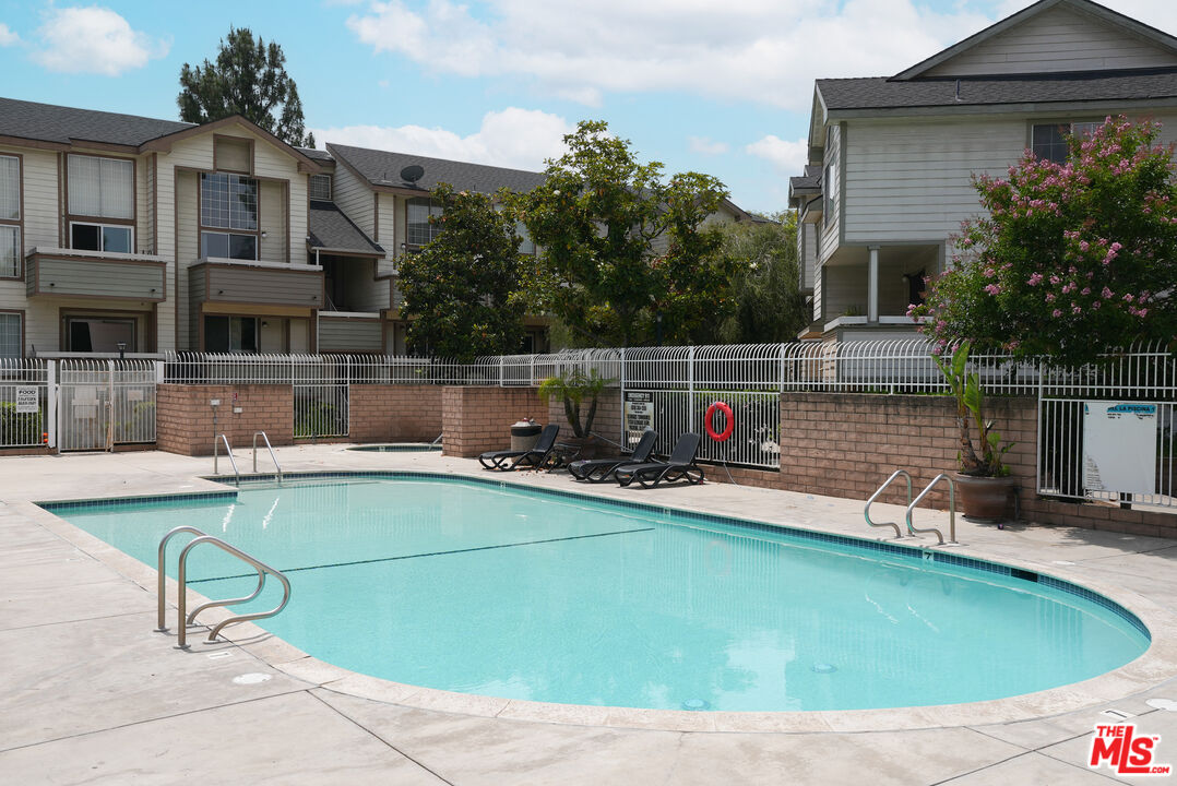 11150 Glenoaks Blvd Unit: 27