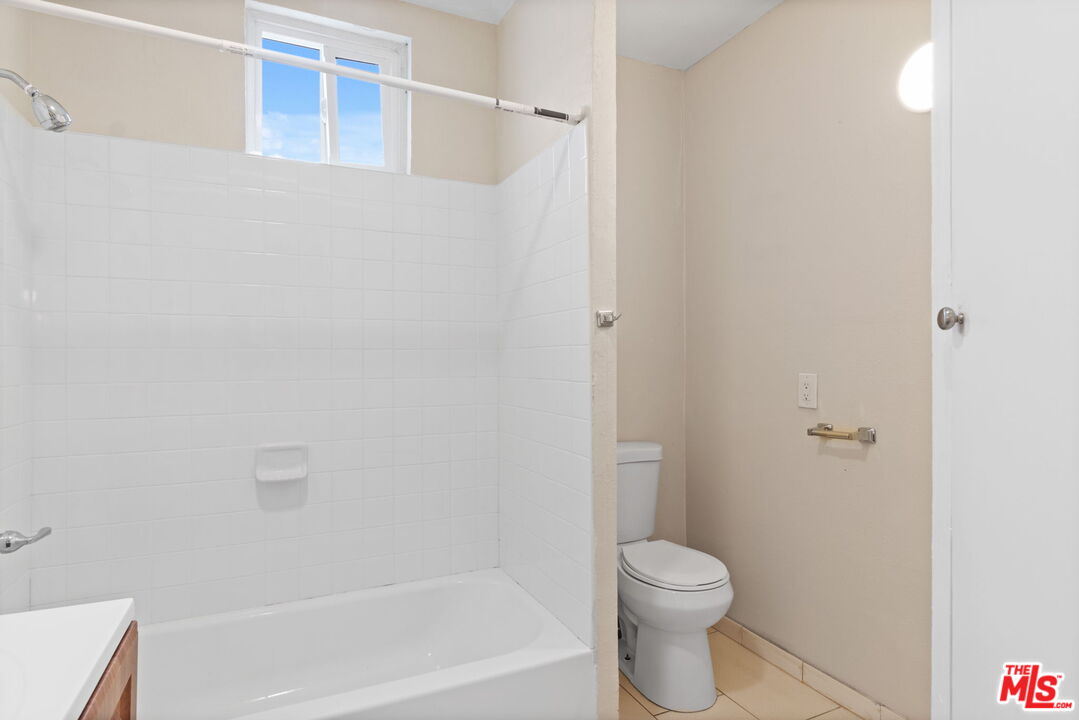 2818 W Jefferson Blvd