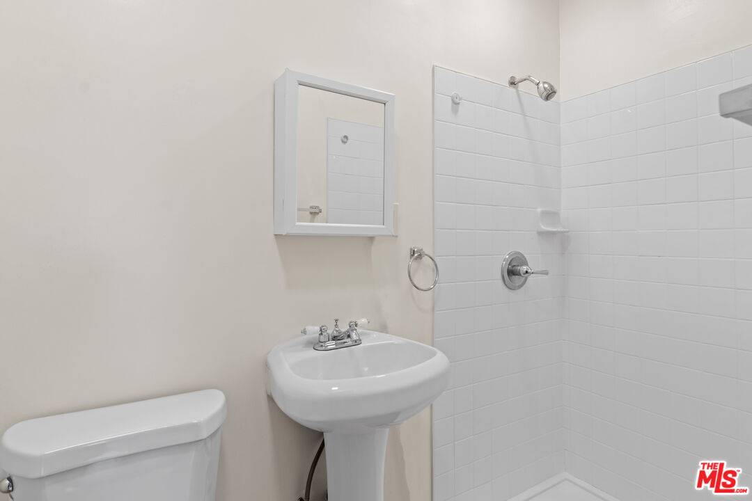 2818 W Jefferson Blvd