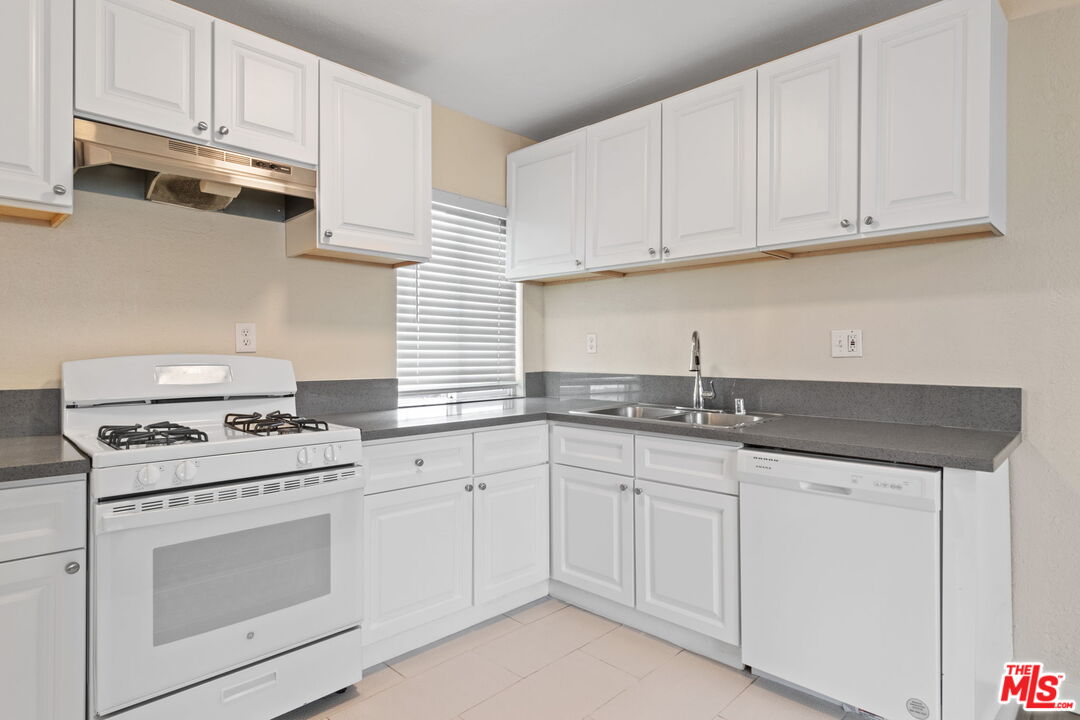 2818 W Jefferson Blvd