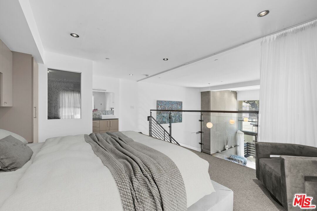 7062 Hawthorn Ave Unit: 203