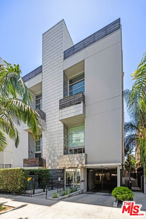 7062 Hawthorn Ave Unit: 203