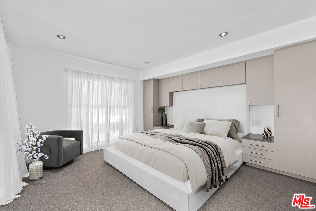 7062 Hawthorn Ave Unit: 203