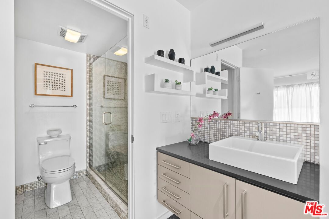 7062 Hawthorn Ave Unit: 203