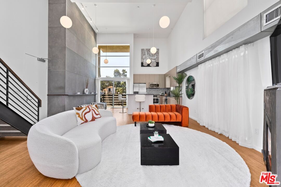 7062 Hawthorn Ave Unit: 203