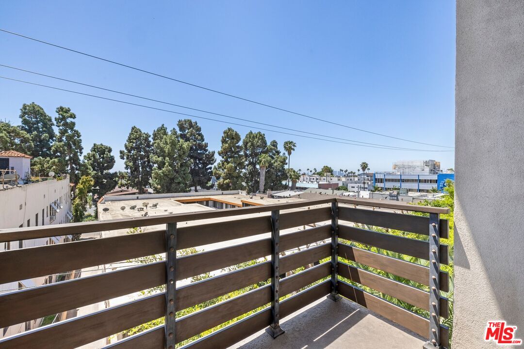 7062 Hawthorn Ave Unit: 203