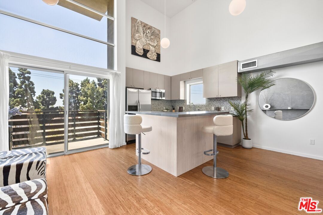 7062 Hawthorn Ave Unit: 203