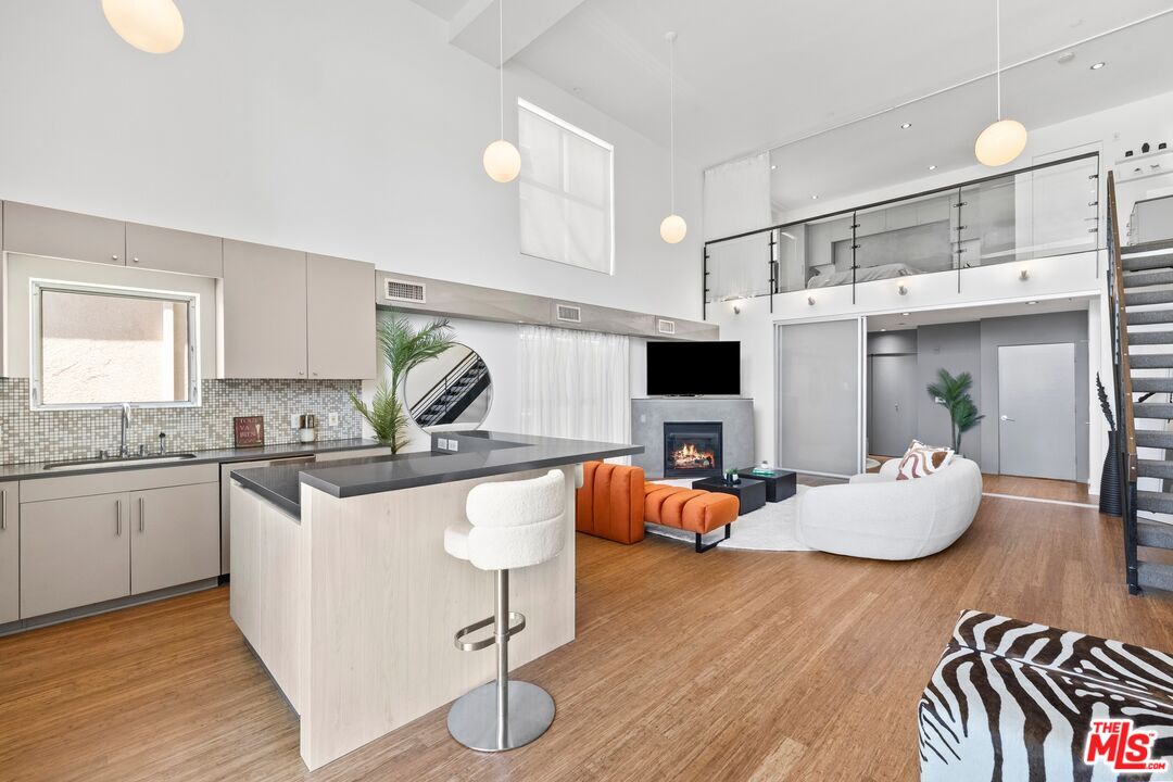 7062 Hawthorn Ave Unit: 203