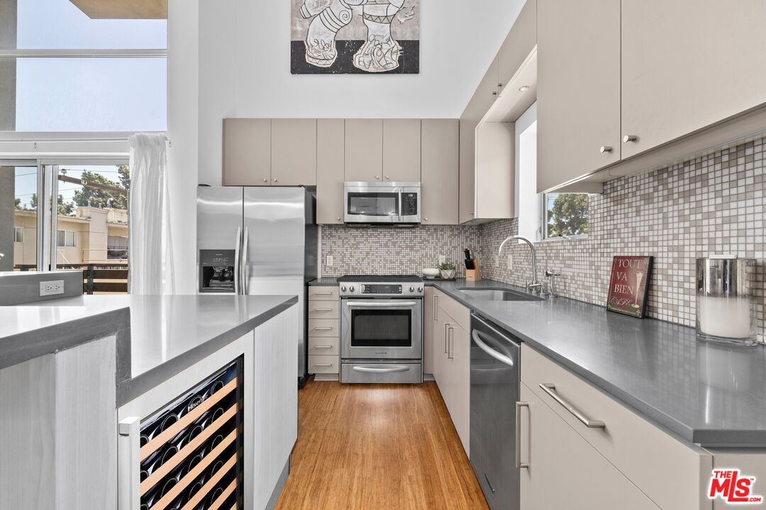 7062 Hawthorn Ave Unit: 203