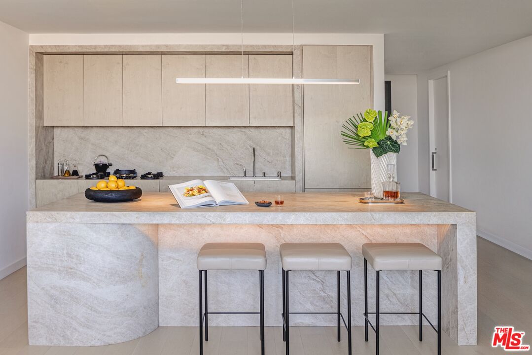 9200 Wilshire Blvd Unit: 206W