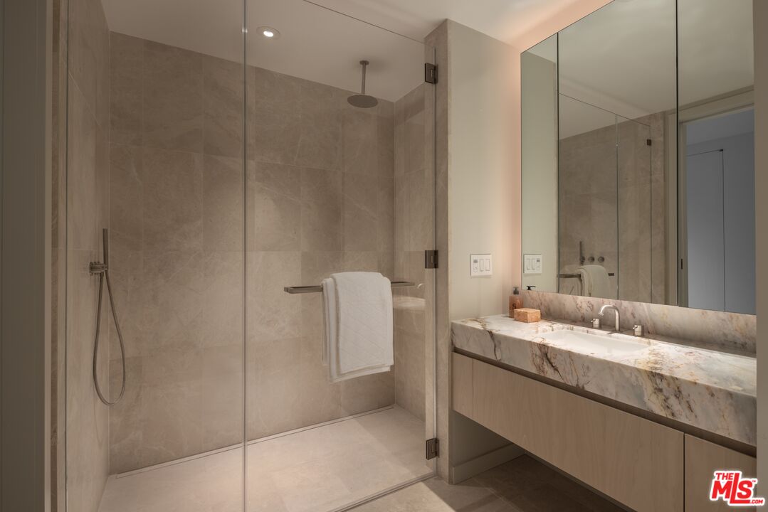 9200 Wilshire Blvd Unit: 206W