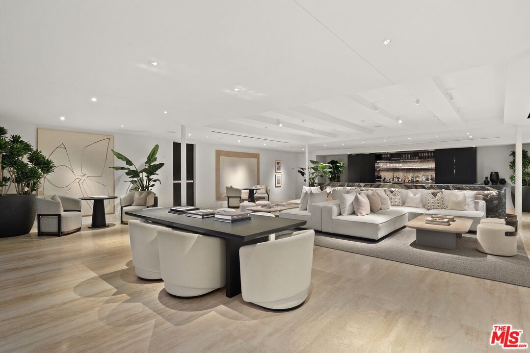 9200 Wilshire Blvd Unit: 206W