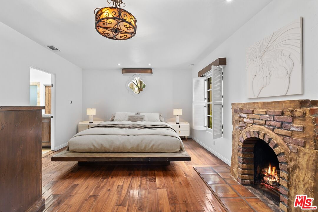 1017 S Gretna Green Way