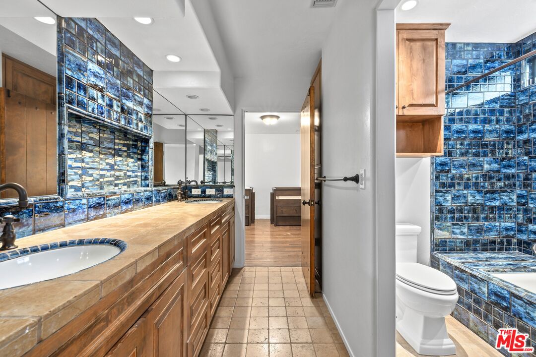 1017 S Gretna Green Way