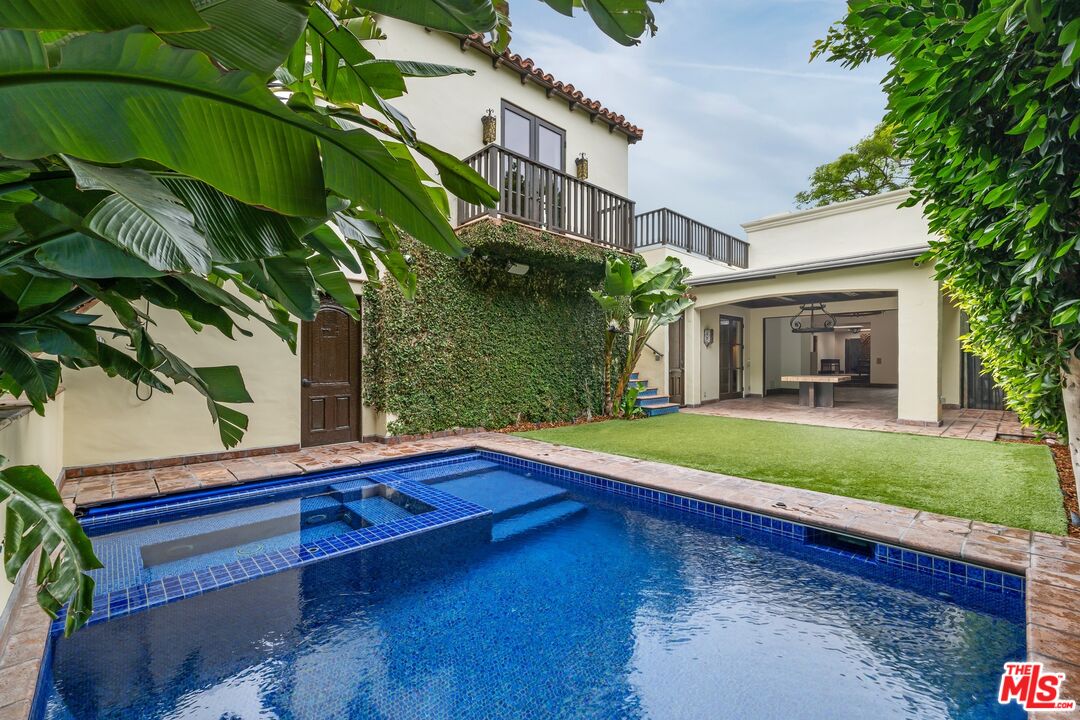 1017 S Gretna Green Way