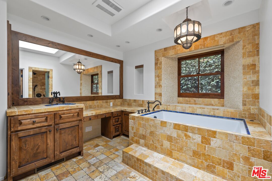 1017 S Gretna Green Way