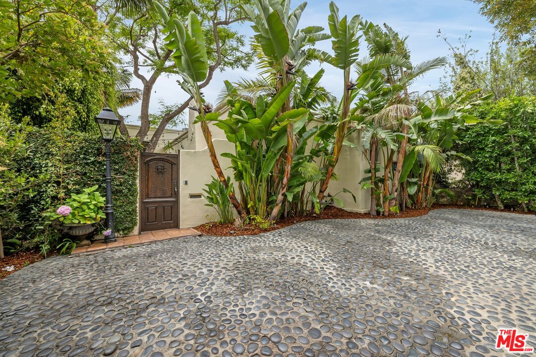 1017 S Gretna Green Way