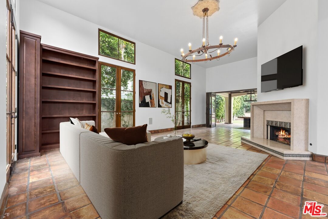 1017 S Gretna Green Way