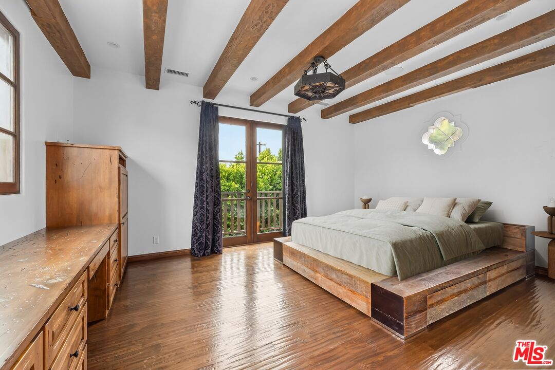 1017 S Gretna Green Way