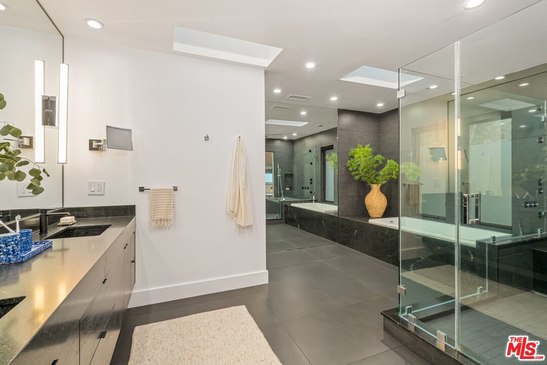 8021 Floral Ave