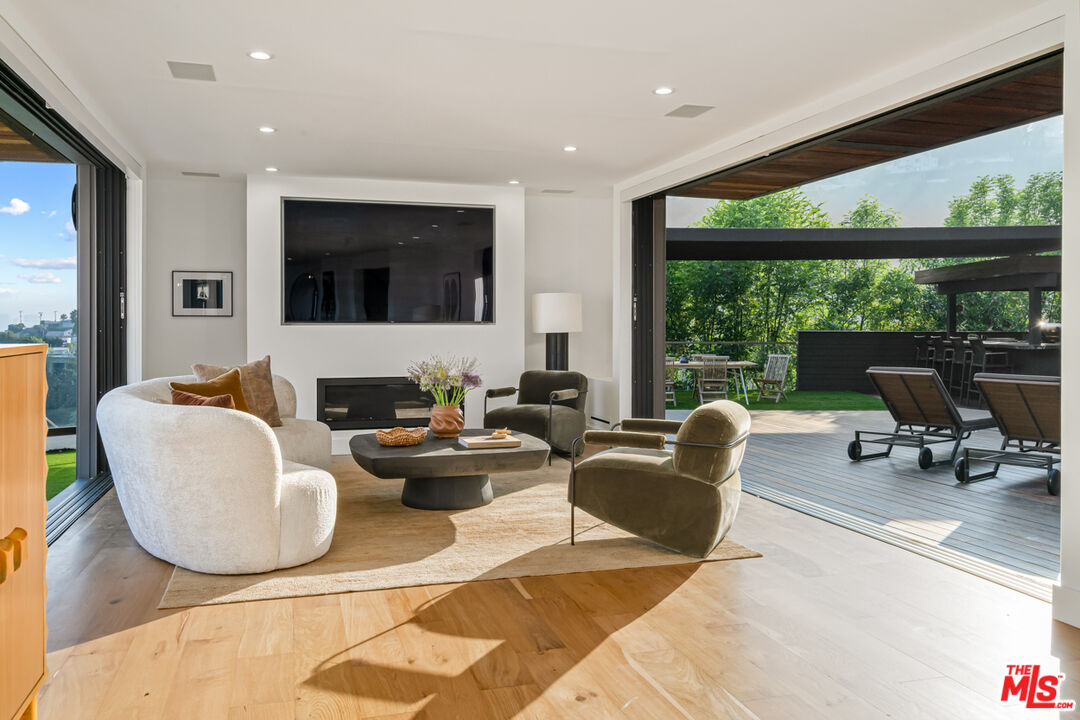 8021 Floral Ave