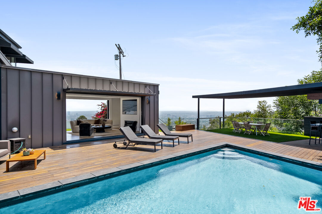 8021 Floral Ave