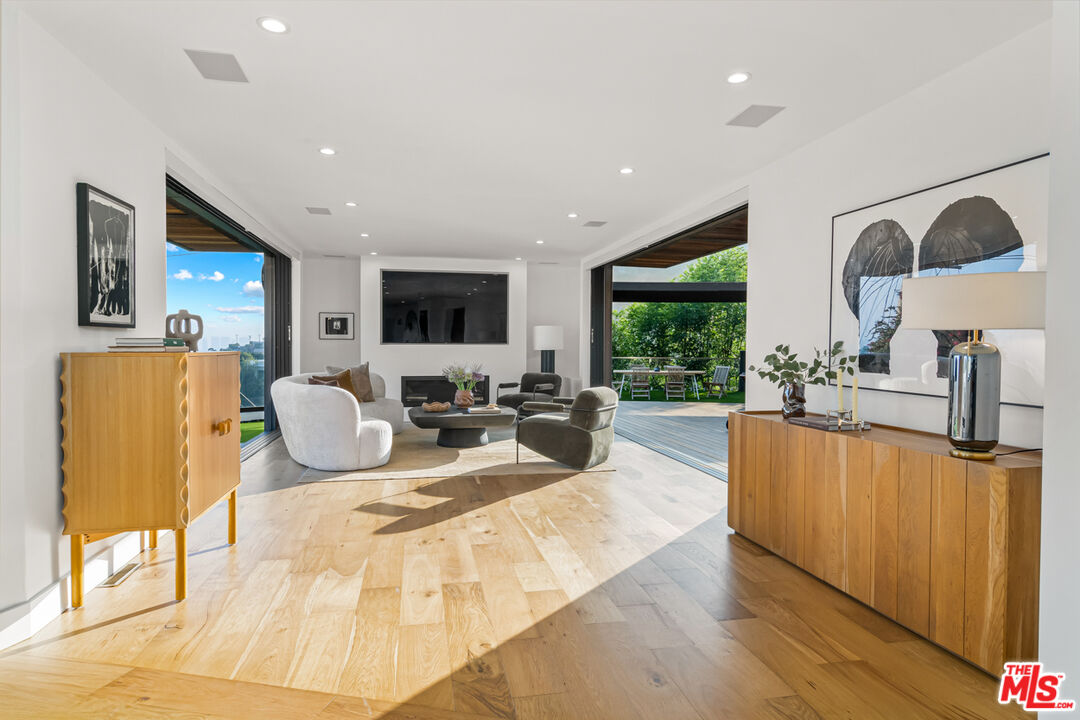 8021 Floral Ave