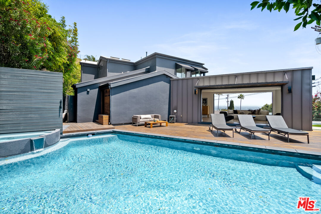 8021 Floral Ave