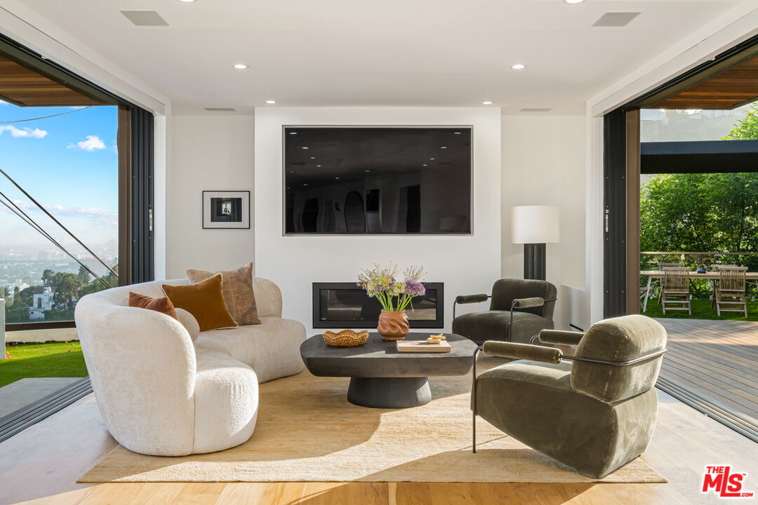 8021 Floral Ave