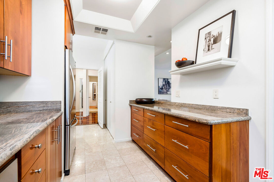 1830 Westholme Ave Unit: 204