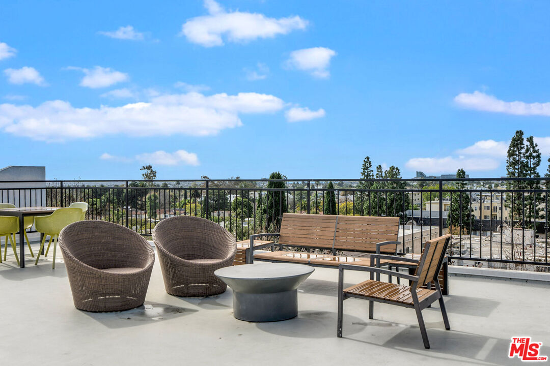 1830 Westholme Ave Unit: 204