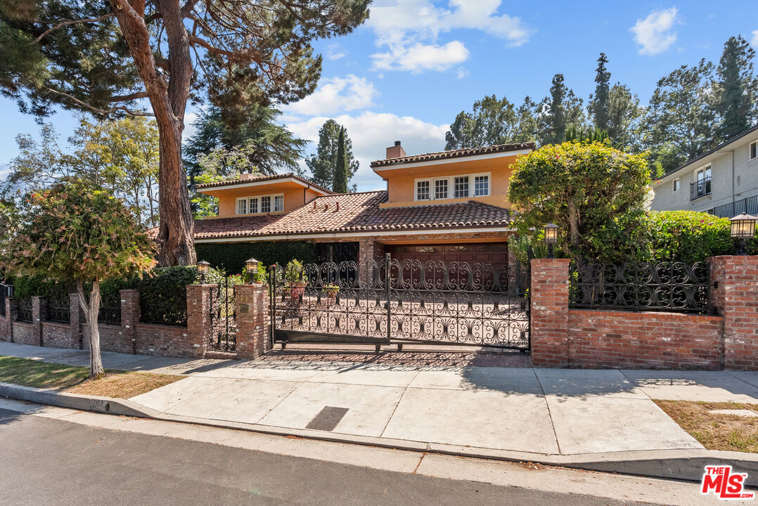 2103 N Hobart Blvd