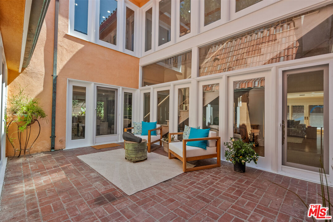 2103 N Hobart Blvd