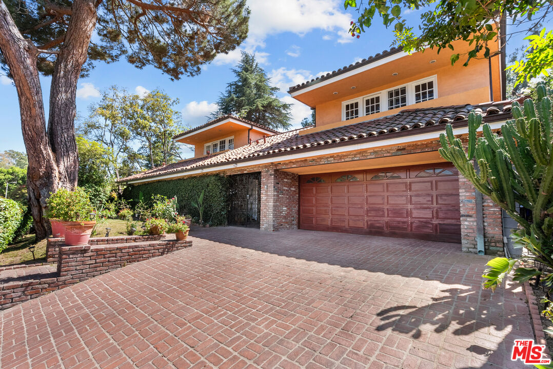 2103 N Hobart Blvd