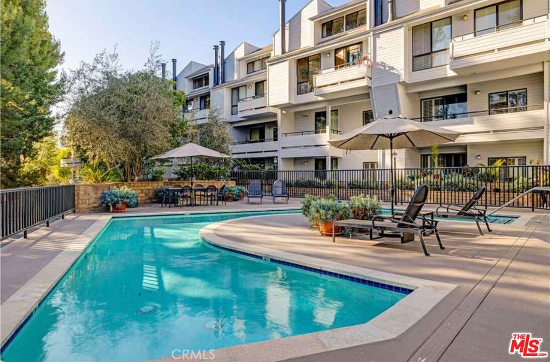 13331 Moorpark St Unit: 205