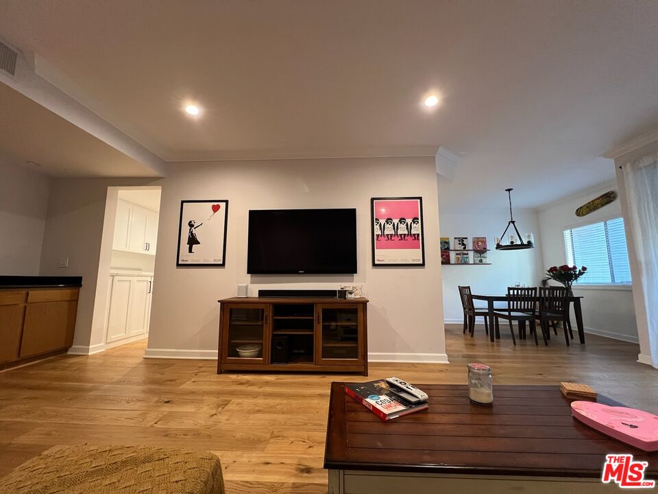 13331 Moorpark St Unit: 205