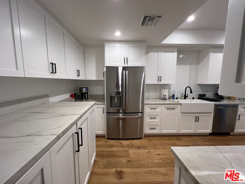 13331 Moorpark St Unit: 205