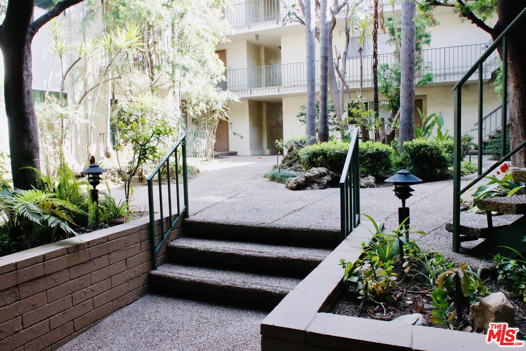 10240 Camarillo St Unit: 112