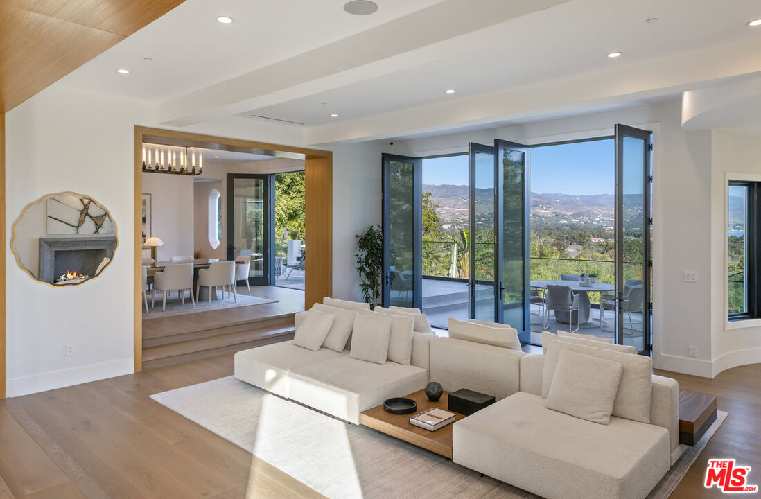 7052 Dume Dr